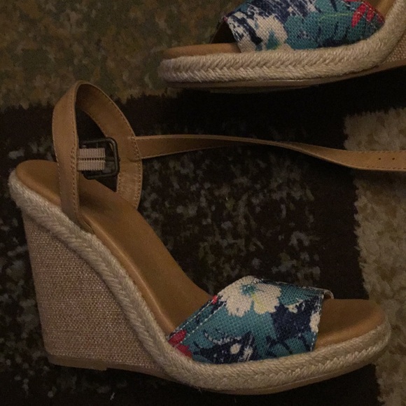 Cute Wedge Sandals - Picture 3 of 5